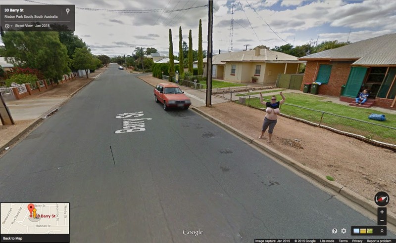 Когда машина Google Street View начала объезжать и фотографировать один из пригородов в Австралии, 38-летняя местная жительница Карен Дэйвис ни на секунду не сомневалась в том, что нужно  сделать. Она задрала майку и вывалила свои большую грудь 