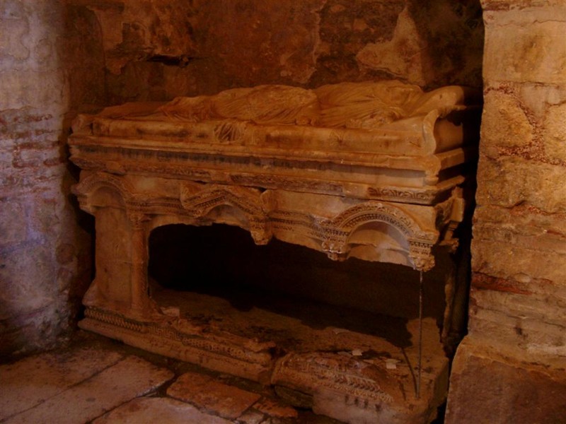 С помощью георадаров ученые обнаружили под базиликой пустоты, в которых, возможно, и покоятся останки святого