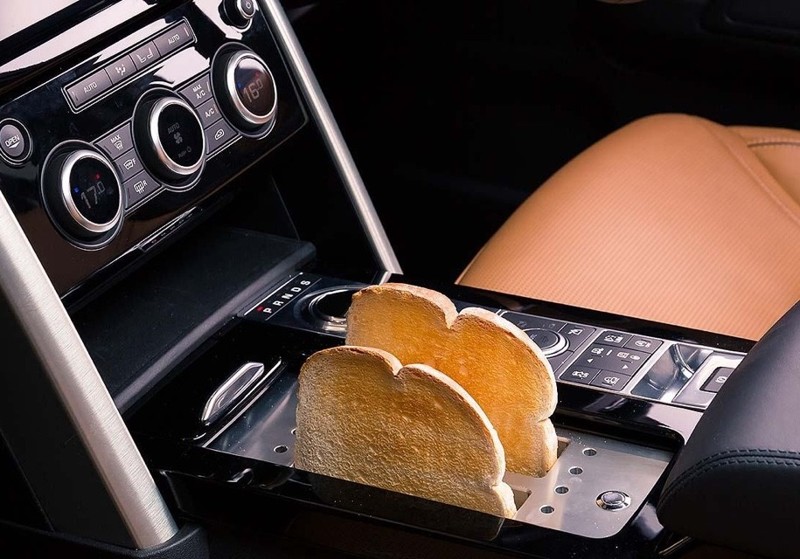 На передней панели автомобиля расположился тостер, а в моторном отсеке также можно найти мультиварку.