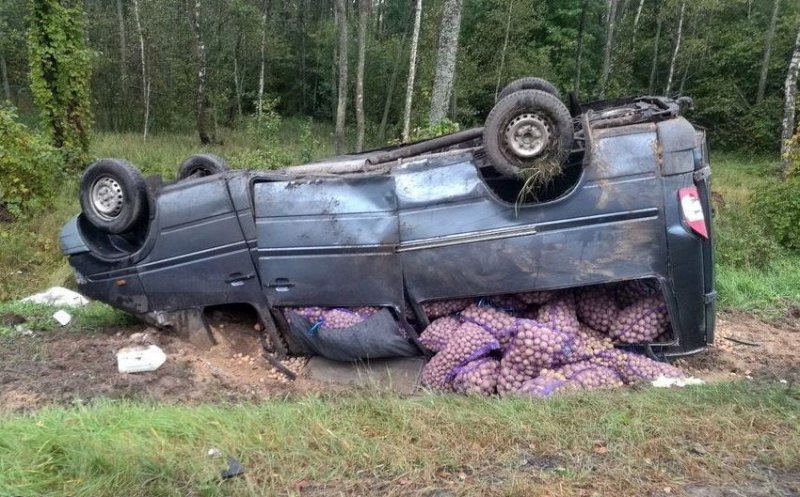 В Беларуси перевернулся микроавтобус набитый картошкой