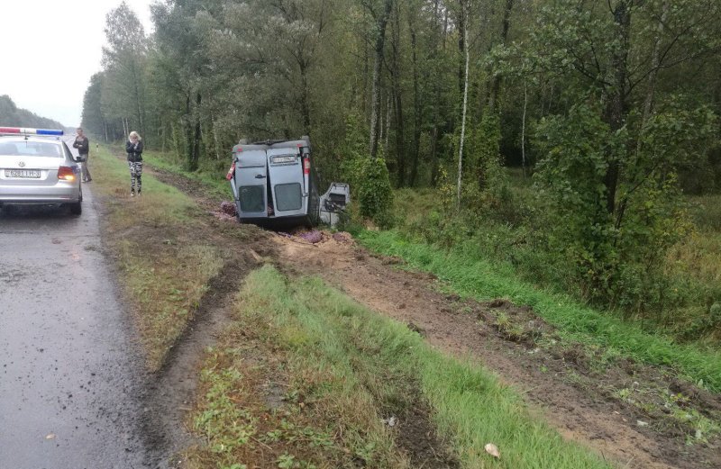 В Беларуси перевернулся микроавтобус набитый картошкой