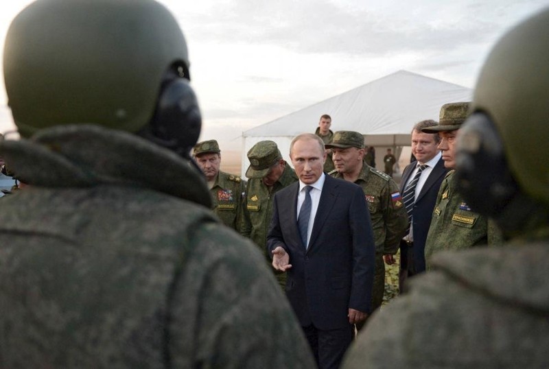 Путин говорит с военными-контрактниками во время учений в Оренбургской области.