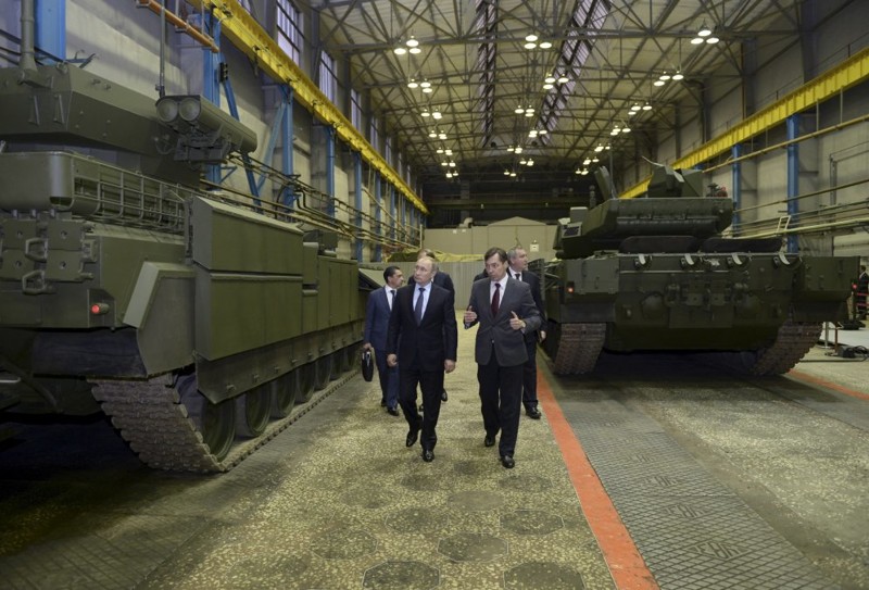 Владимир Путин осматривает танки "Армата" и слушает доклад Андрея Терликова, главы Уралвагонзавода.
