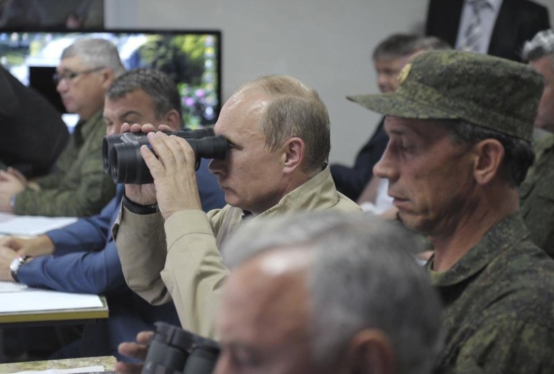 Путин наблюдает за ходом учений "Кавказ-2012" в Краснодарском крае РФ.