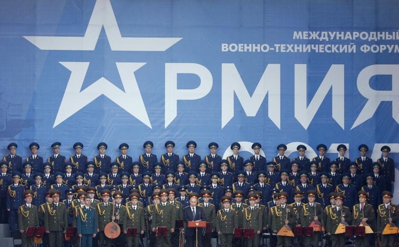 Путин произносит торжественнуюречь на открытие международного военного форума "Армия-2015".