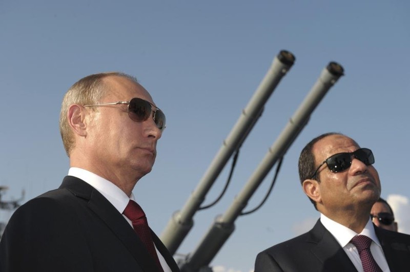 Президент России Владимир Путин и президент Египта Абдул-Фаттах Ас-Сиси во время приема на ракетном крейсере "Москва" в Сочи, август 2014 года.
