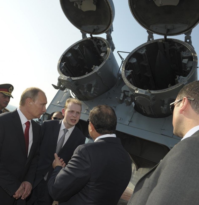 Президент России Владимир Путин и президент Египта Абдул-Фаттах Ас-Сиси во время приема на ракетном крейсере "Москва" в Сочи, август 2014 года.