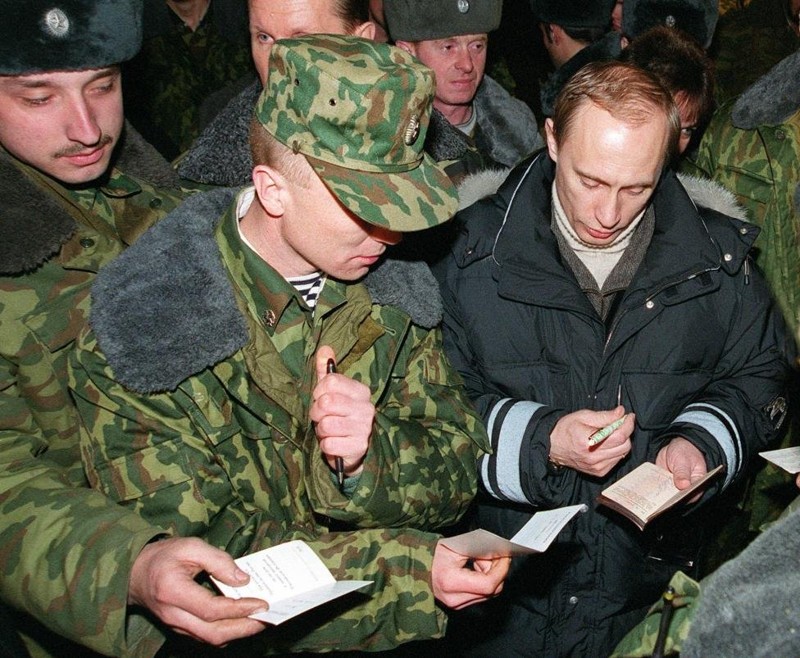 Путин оставляет "новогодний" автограф солдатам в Гудермесе. 1 января 2000 года.