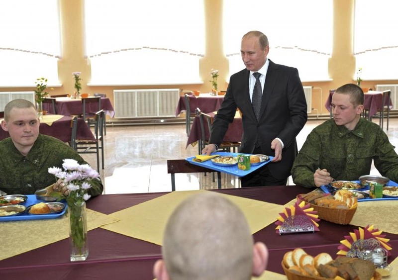 Путин присоединяется к солдатам за обедом на одной из подмосковных военных баз.