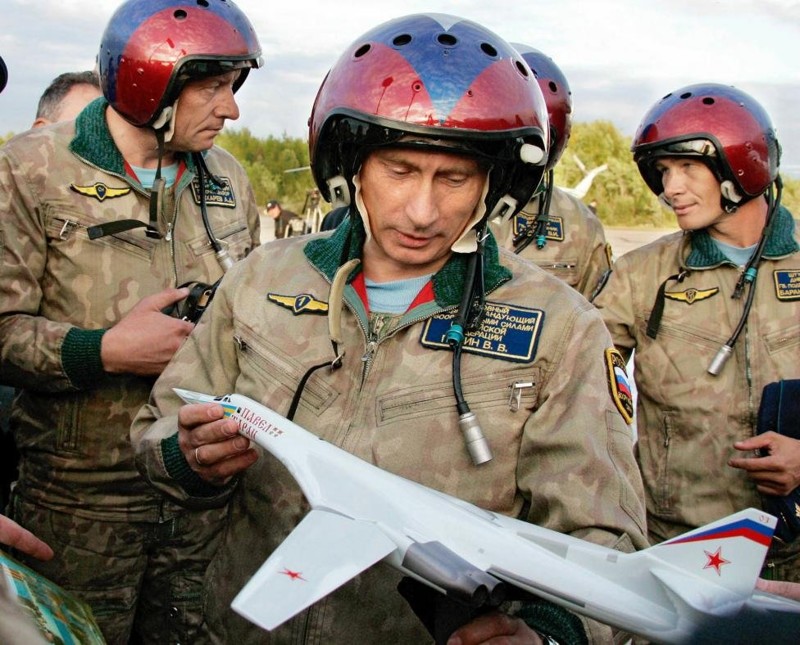 Путин на авиабазе в Оленегорске с только что подаренной ему моделью Ту-160, август 2005 года. В тот день он также полетал на Ту-160 и принял участие в запуске крылатых ракет по целям за Полярным кругом.