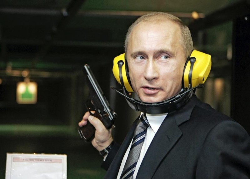 Путин на стрельбище в центре подготовки Главного разведывательного управления РФ, 2006 год.