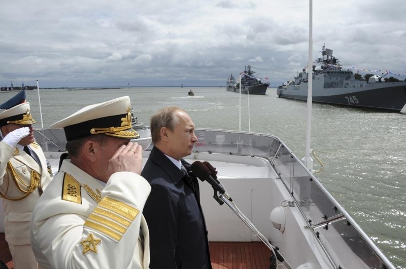 Путин принимает морской парад в Балтийске (Калининградская область).