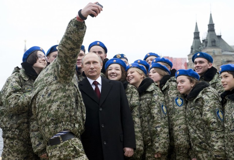 Путин позирует для селфи с членами молодежного военно-патриотического клуба "Вымпел".
