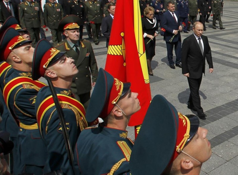 Путин принимает участие в церемонии возложения венков к Могиле Неизвестного солдата.
