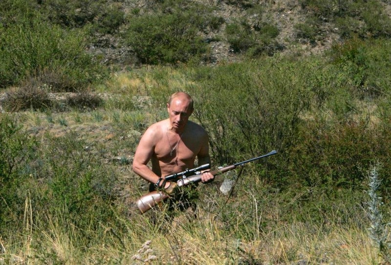 Путин и на отдыхе в Туве не расстается с оружием. 2007 год.