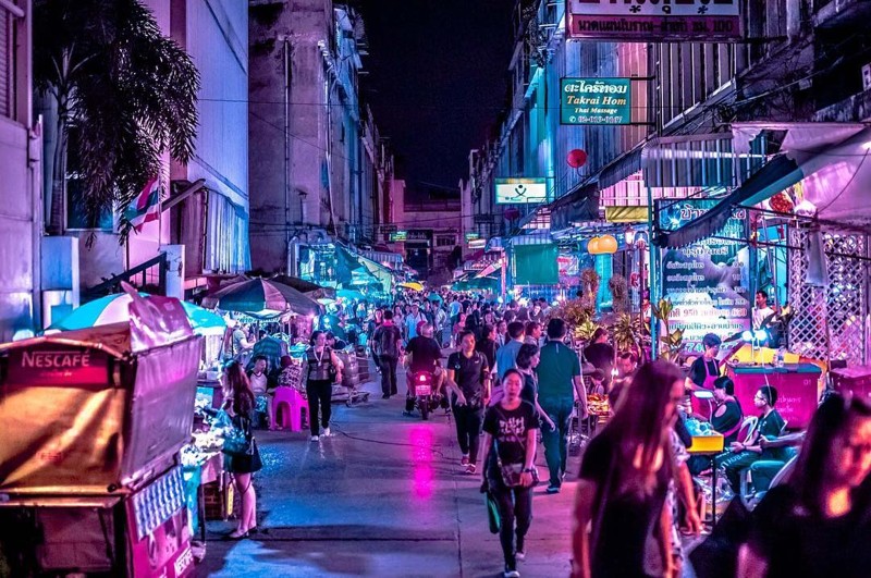 Неоновые улицы ночного Бангкока в фотографиях Хавьера Портелы