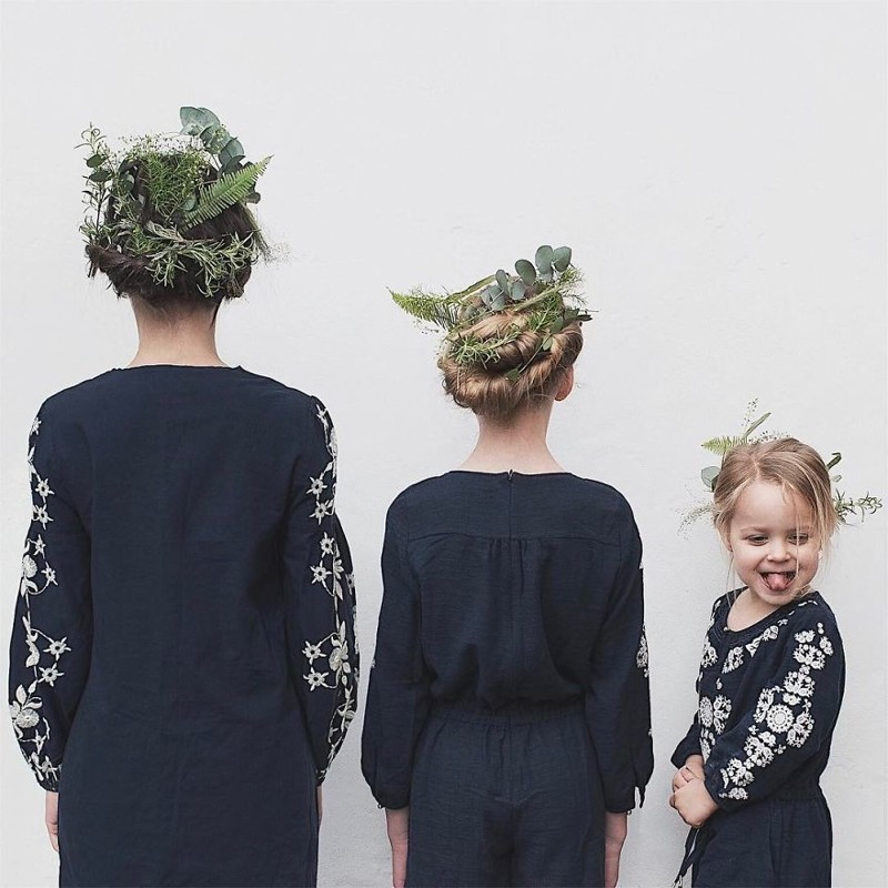 Мать со своими дочками создают милые снимки, на которых они наряжены в схожие одежды