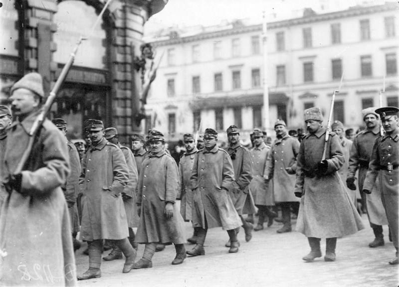 Австрийские военнопленные под конвоем, окруженные толпой любопытных, идут по Невскому проспекту.