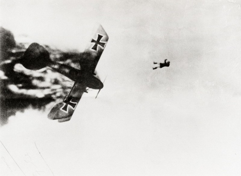 Немецкий летчик, выброшенный из кабины подбитого британцами над линией фронта самолета Albatross. 