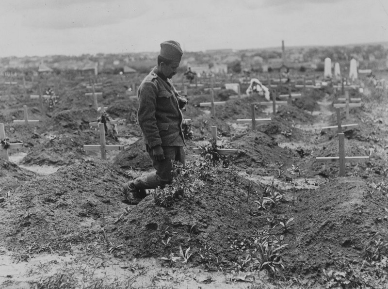 Сербский солдат на могилах своих товарищей 
