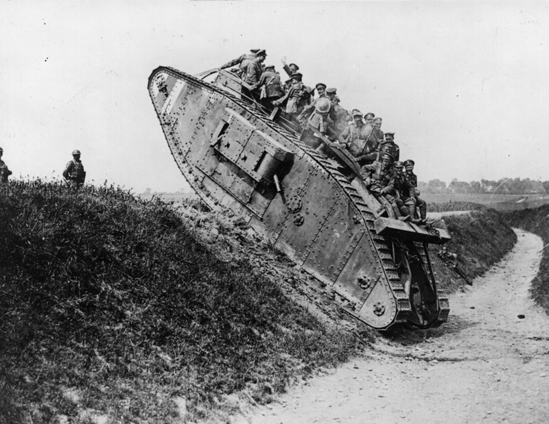 Британские солдаты в танке