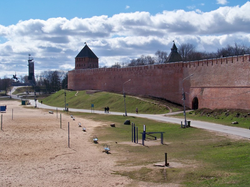 стены кремля и городской пляж