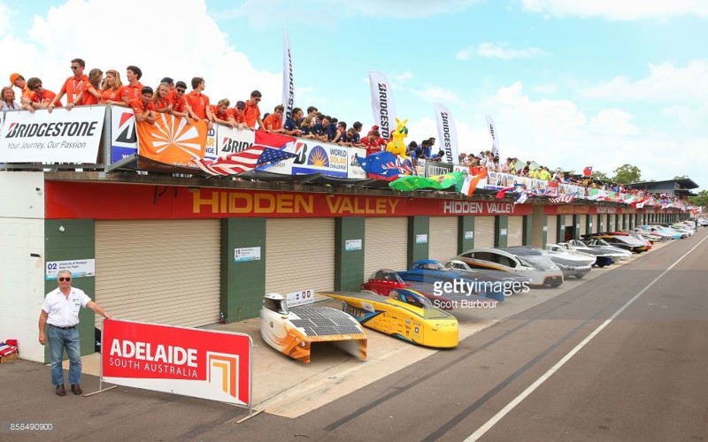 Семь команд столкнулись с техническими трудностями на самом старте, включая команду австралийского города Аделаида — конечной точки гонки. 