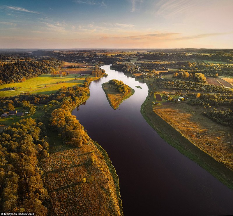 Река Нярис в Кярнаве. Это правый приток Немана, расположена на территории Белоруссии и Литвы. В Литве она соединяет города Кярнаве и Вильнюс