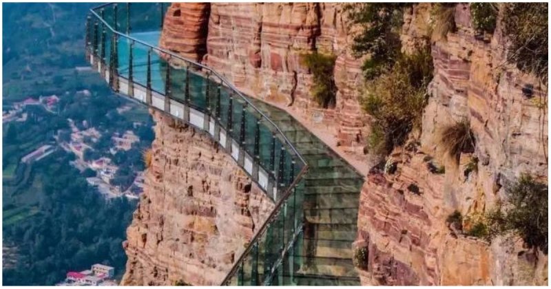 Стеклянный мост в Китае начал «трескаться» под ногами туристов