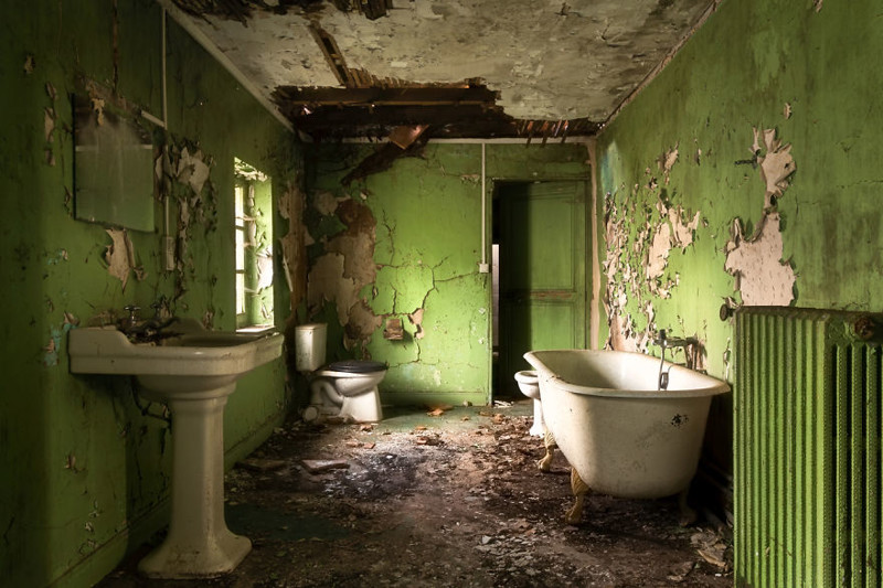 Заброшенная зеленая ванная комната