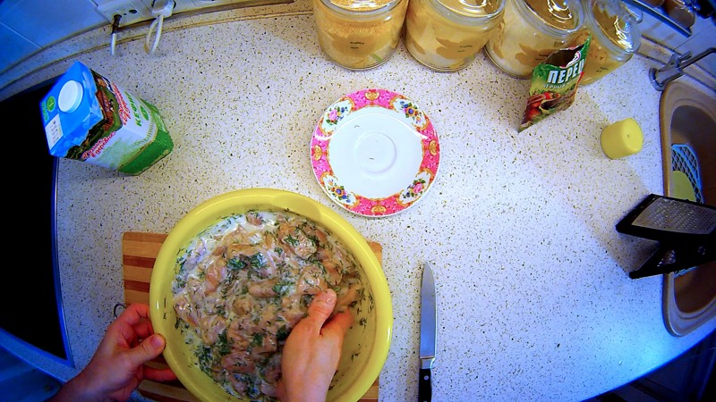 034. До неприличия простой рецепт приготовления курицы в кефирном маринаде с зеленью