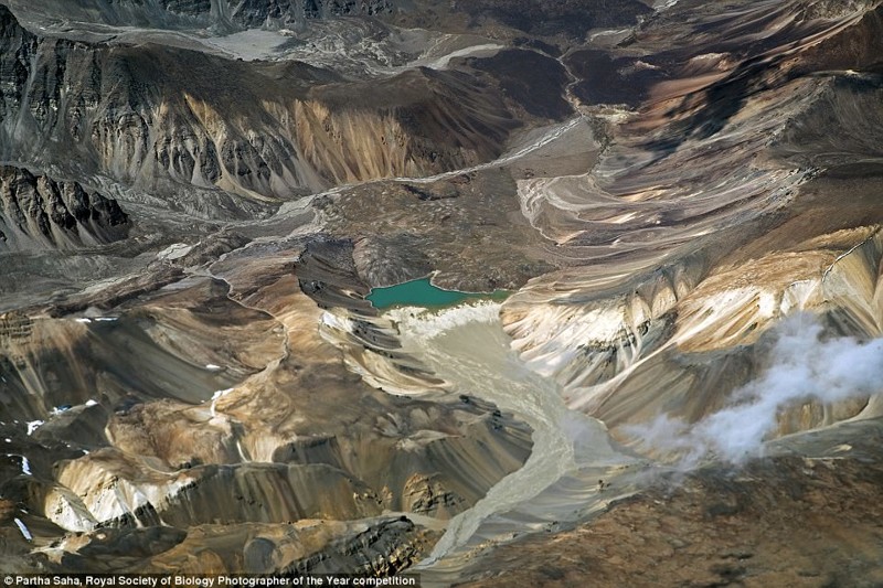 Изумрудно-зеленое ледниковое озеро с высоты 9 000 метров. Это место - тоже по-своему "скрытый мир". Кашмир, Индия. Фотограф Парта Саха