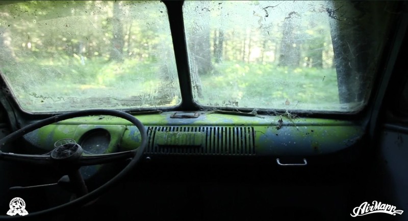 Спасение забытого в лесу Volkswagen T1 1955 года