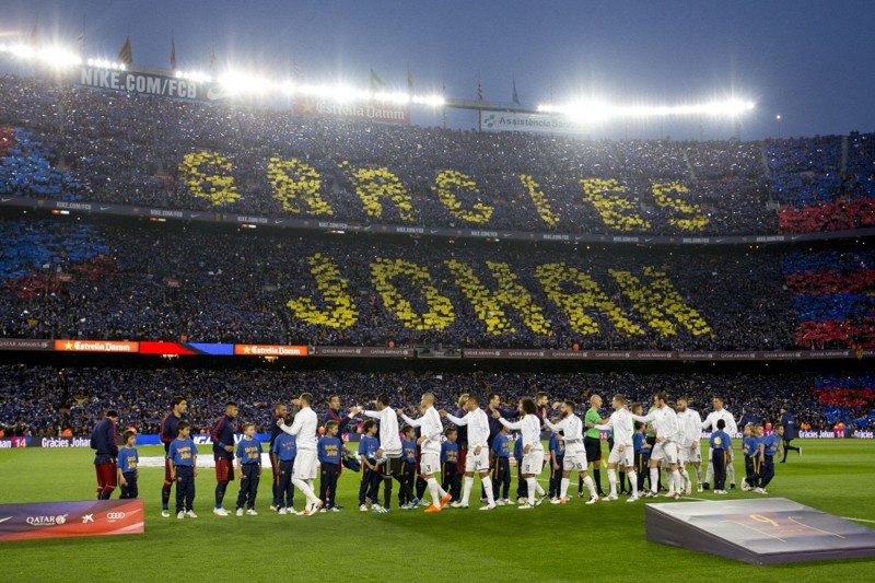 1. Посмертное чествование легенды клуба "Барселона" Йохана Кройфа перед матчем с "Реал Мадрид"