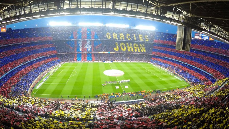 На стадионе "Камп Ноу" фанаты выложили фразу "Gracies Johan" ("Спасибо, Йохан") и изображение футболки с 14 номером