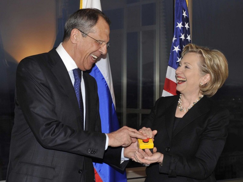 7. Дипломатически коллеги - Лавров и Хиллари - слишком уж радостно жмут на красную кнопку 