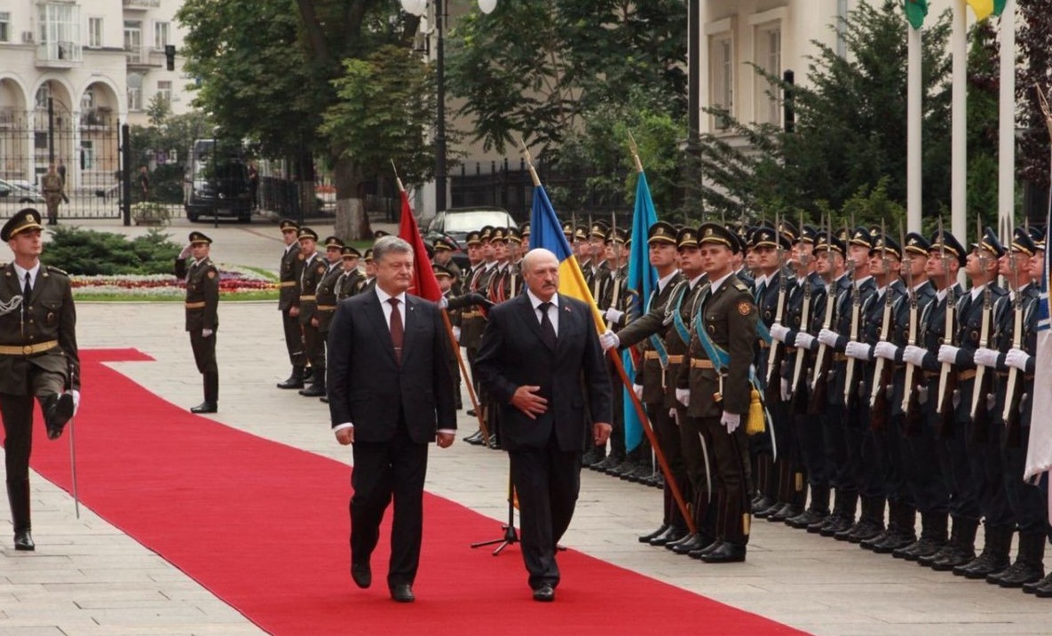 2. Порошенко более чем торжественно встретил Лукашенко 