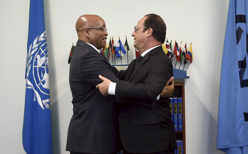 9. Президент ЮАР Джейкоб Зума зажал в объятия экс-главу Франции Франсуа Олланда, чего последний никак не ожидал