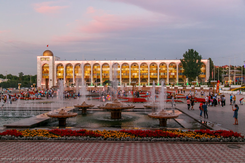 Бишкек. +32, монументальность и горы