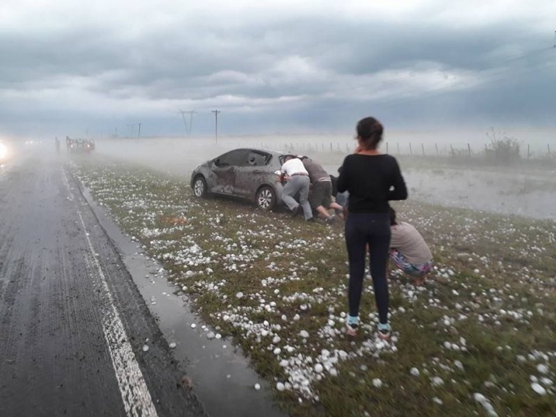 Сильный град побил автомобили в Аргентине