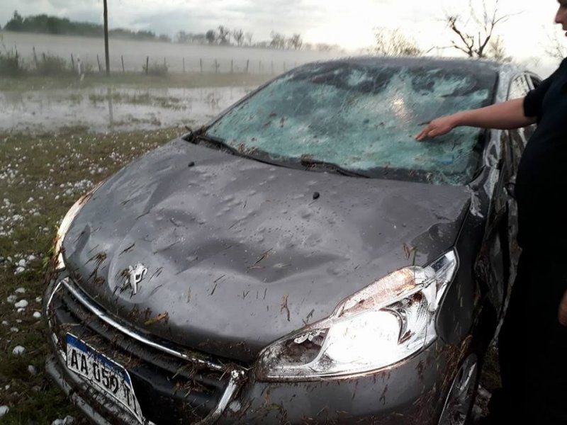 Сильный град побил автомобили в Аргентине