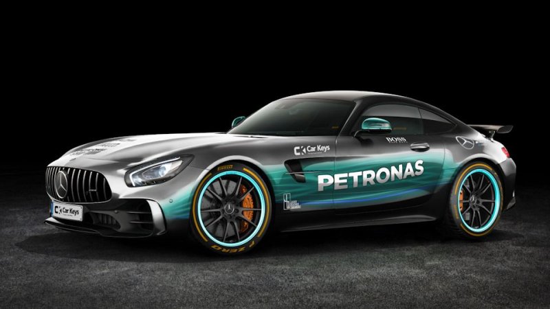  В гонках команда использует Mercedes AMG F1 W08 EQ Power+, в то время как мог бы проверить на треке новинку компании AMG GTR.
