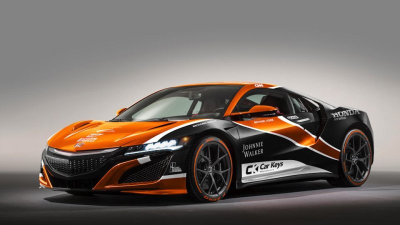  Дизайнер до последнего момента сомневался, какой автомобиль выбрать McLaren P1 или NSX, но сделав легкие наброски от сомнений не осталось и следа. NSX идеально подошел, чтобы нести на себе цвета гоночной команды McLaren-Honda.