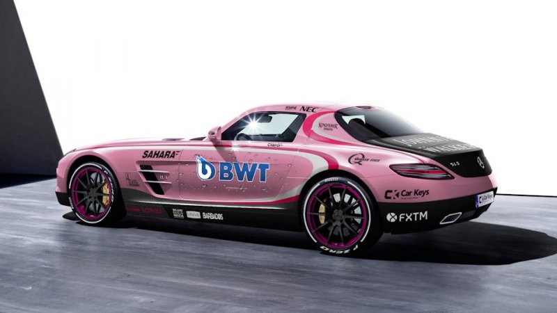 Даже слишком нежные оттенки розового цвета не портят гармоничный образ брутального и строгого Mercedes-Benz SLS. Так что смена оранжевого и серебряного цветов гоночный команды Force India прошла не зря. 