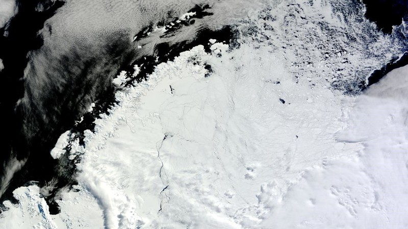 В Антарктиде появилась огромная дыра, и никто не знает причину