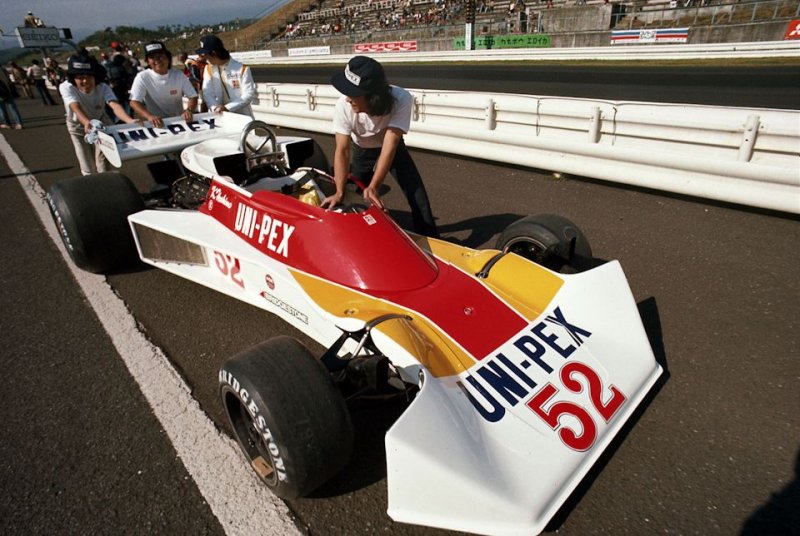 Tyrrell 007 Ford команды Heros. Японцы изменили носовой обтекатель, а так же решили использовать шины Bridgestone, дебютировавшие в Чемпионате мира. Пилотом этой машины стал чемпион японской Формулы-2 Казуёши Хошима.