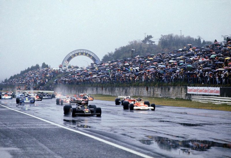 Марио Андретти (#5, Lotus 77 Ford) и Джеймс Хант (#11, McLaren M23B Ford) стартуют с первого ряда, Ники Лауда (Ferrari 312T2) и Джон Уотсон (Penske PC4 Ford) – со второго.