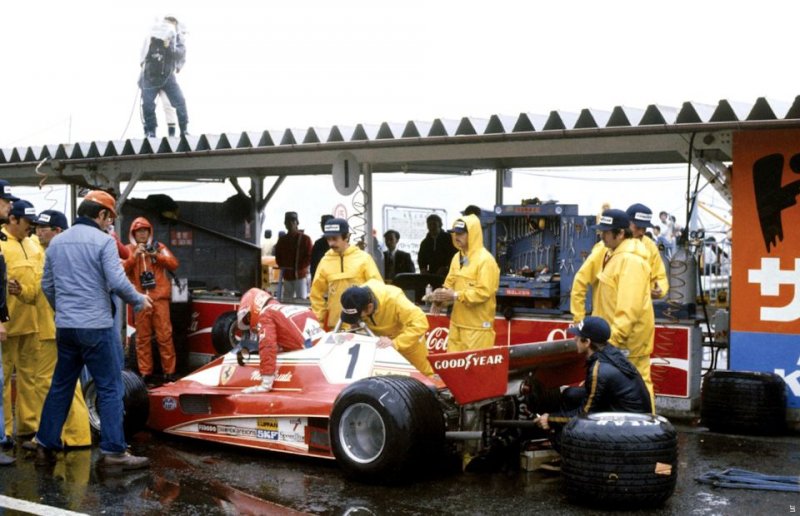 Ferrari Лауды в боксах. Австриец счел условия на трассе слишком опасными для гонок.