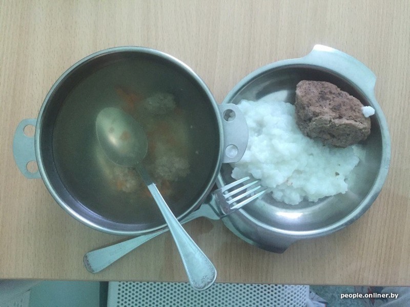 В Городской инфекционной клинической больнице Минска еда выглядит крайне несъедобно, впрочем, примерно такой, по словам пациентов, она и является