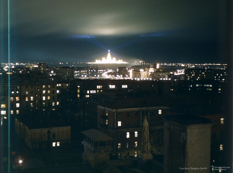 Здание МГУ в ночной подсветке.